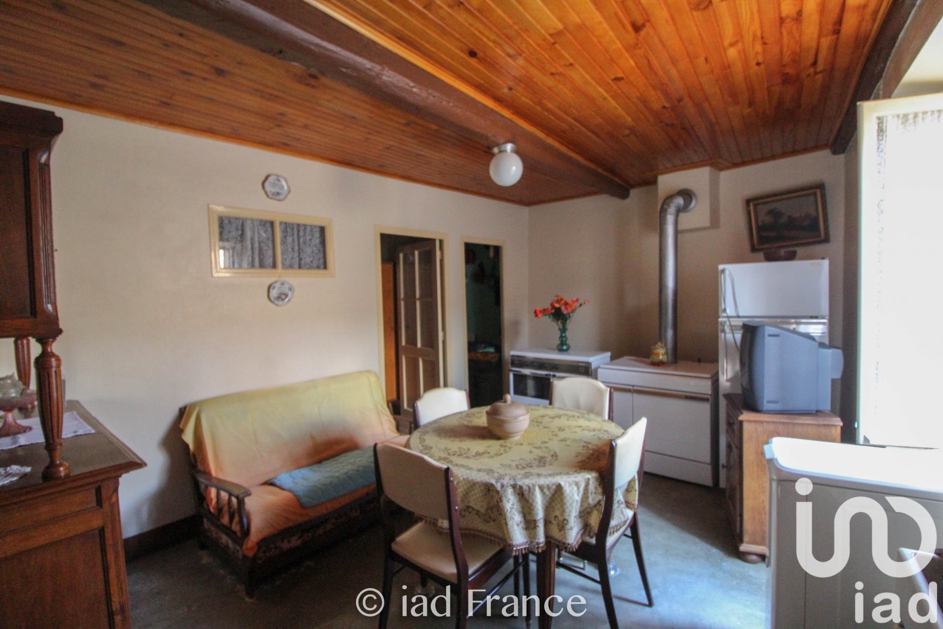Maison à vendre à Saint-Julien-de-Peyrolas — 109 000 € — IAD France