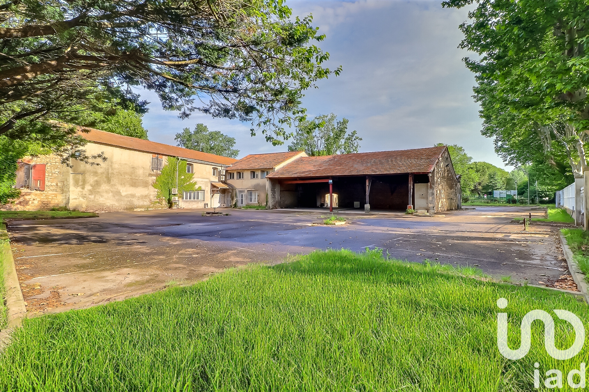 Immeuble à vendre à Nîmes — 980 000 € — IAD France