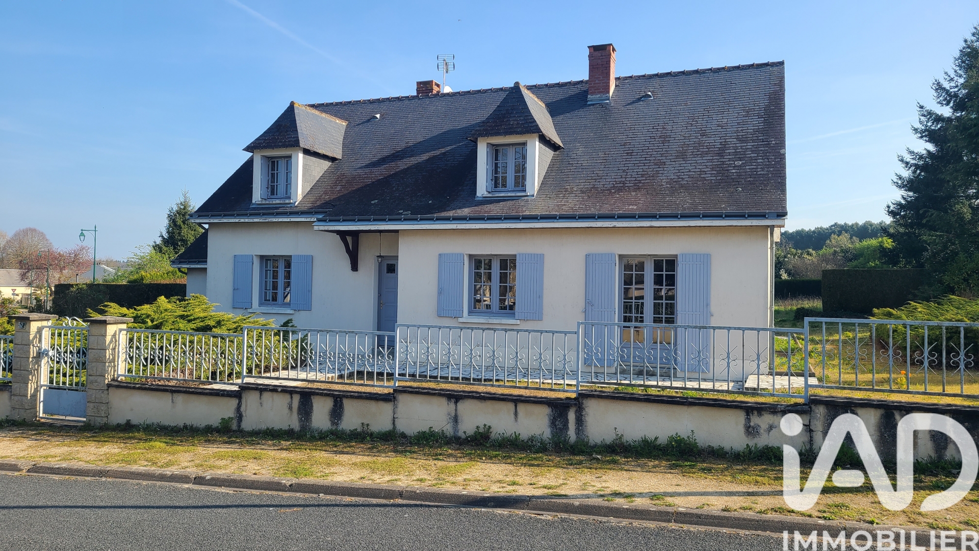 Maison à vendre à NOYANT VILLAGES — 219 000 € — IAD France