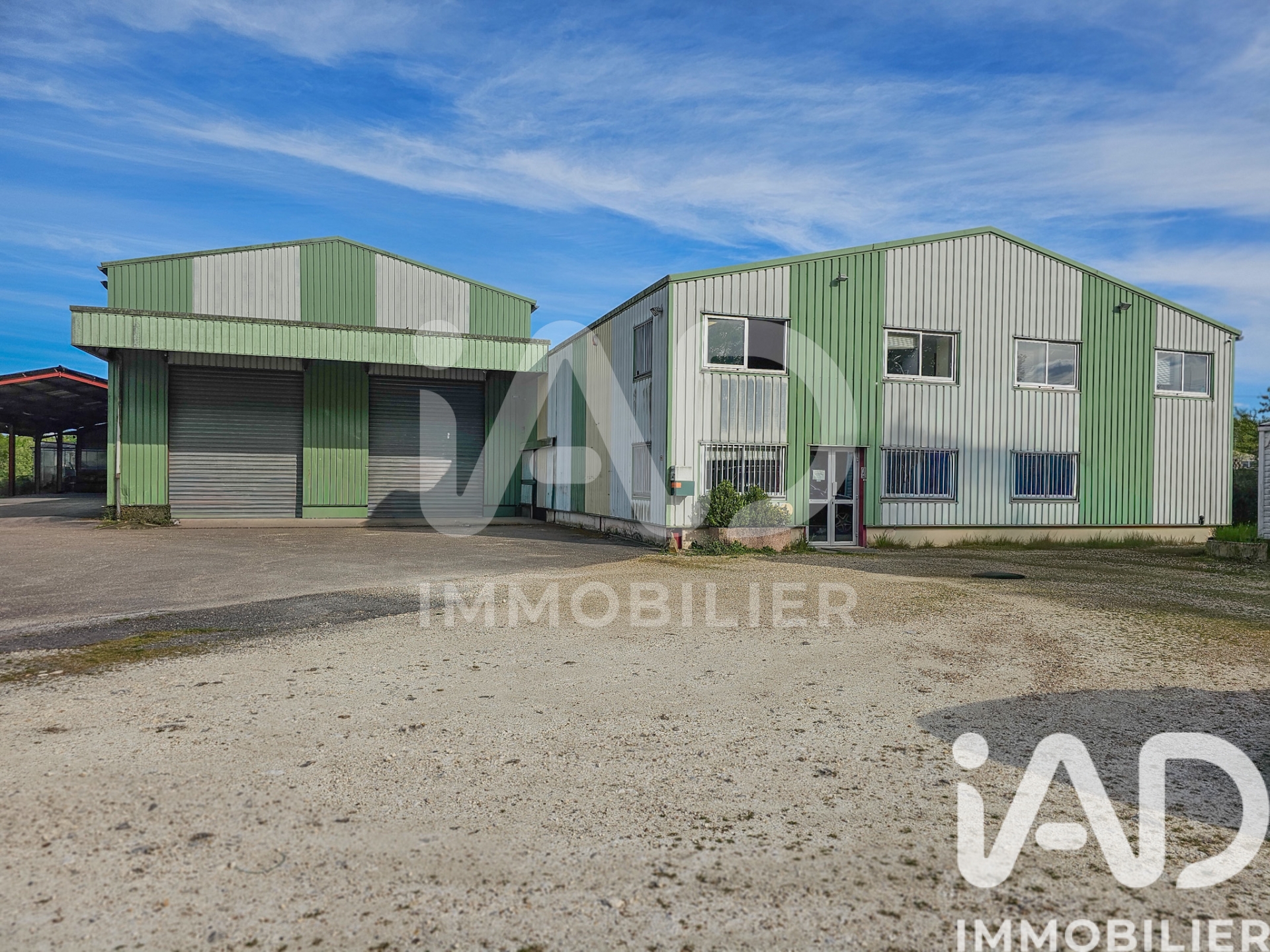 Vente murs commerciaux  2 500 m² à Varennes — 3