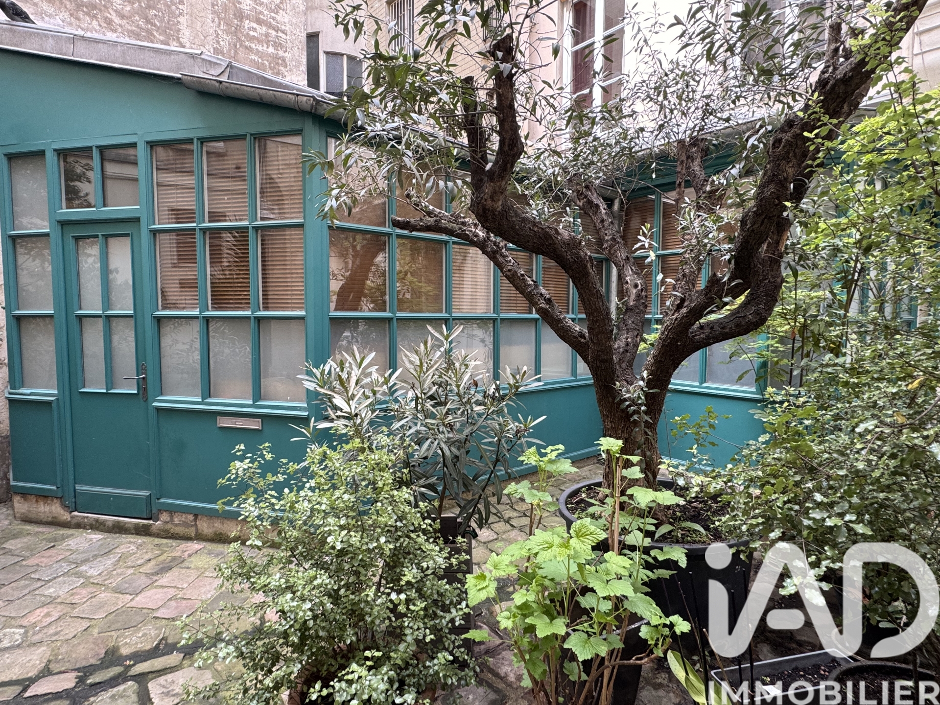 Appartement à vendre à Paris — 360 000 € — IAD France