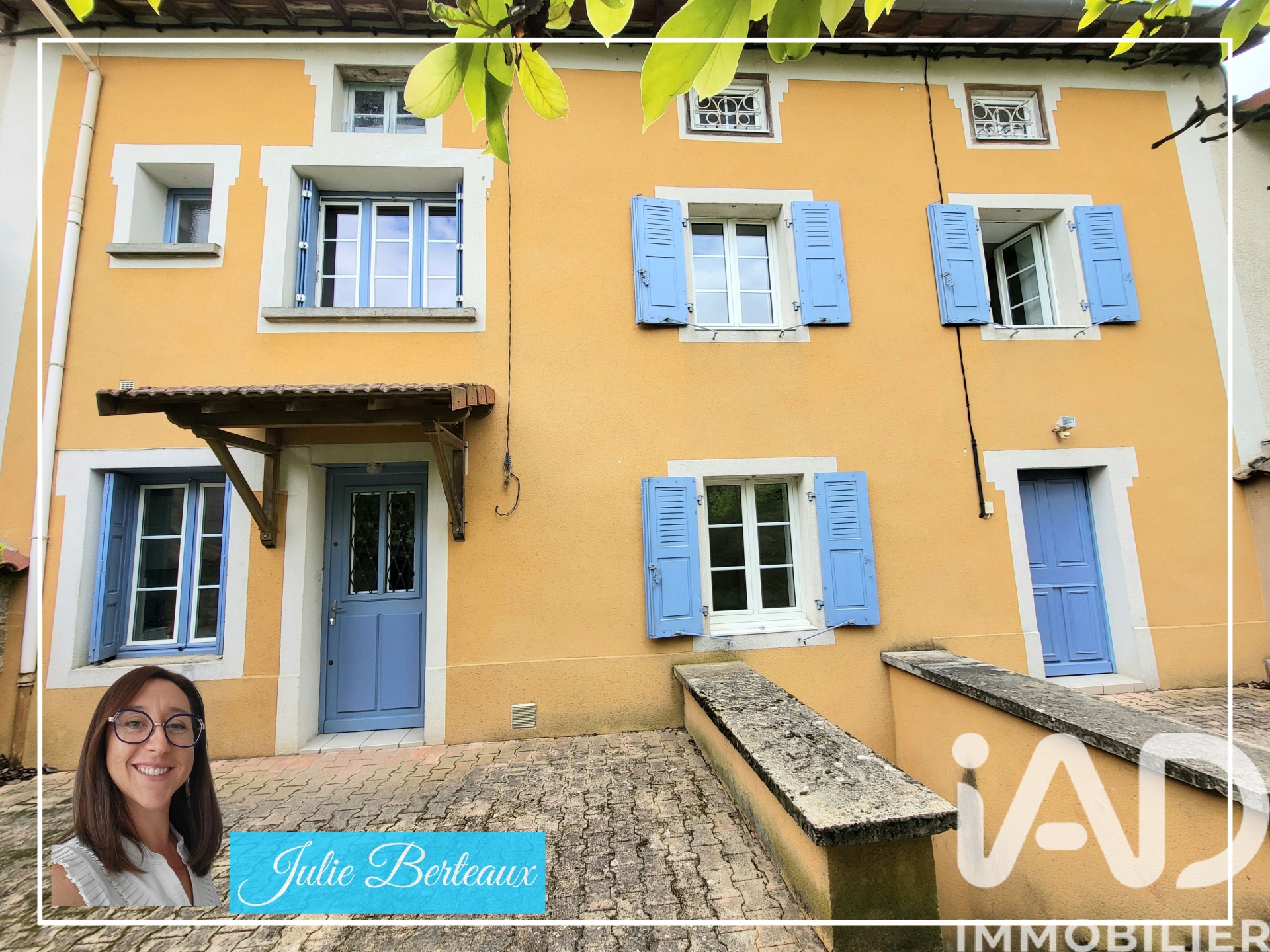 Immeuble à vendre à Saint-Just-Saint-Rambert — 400 000 € — IAD France
