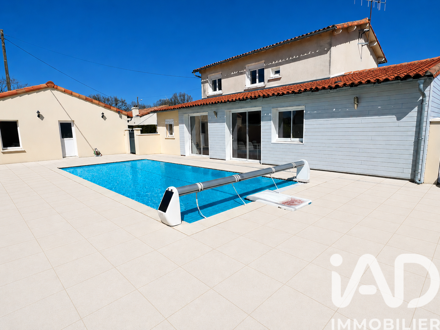 Maison à vendre à Charroux — 208 000 € — IAD France