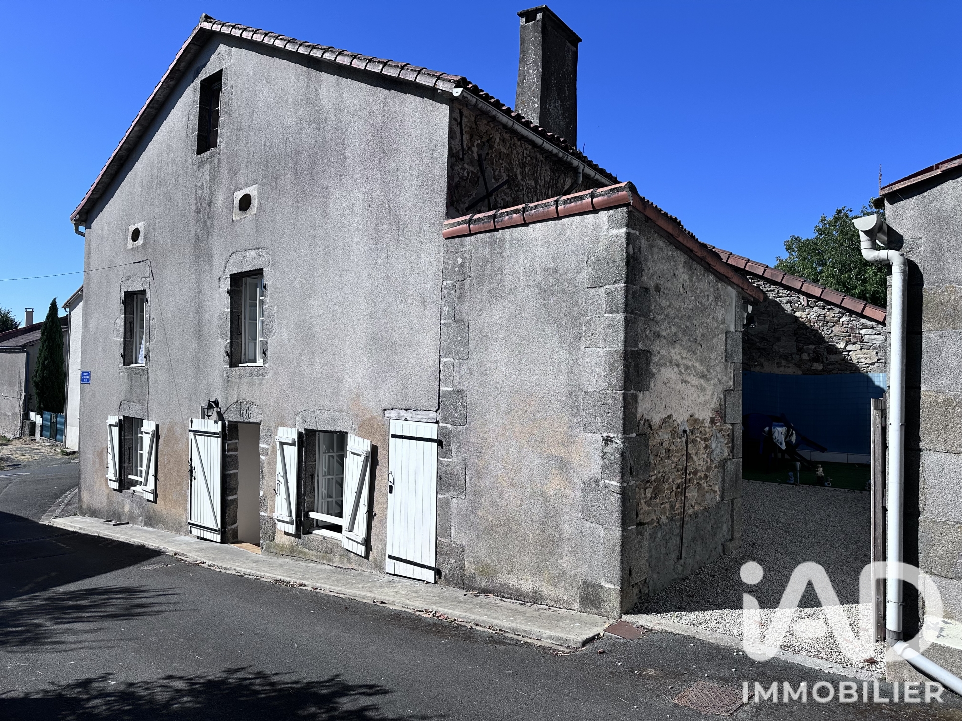 Maison à vendre à Beugnon-Thireuil — 99 000 € — IAD France