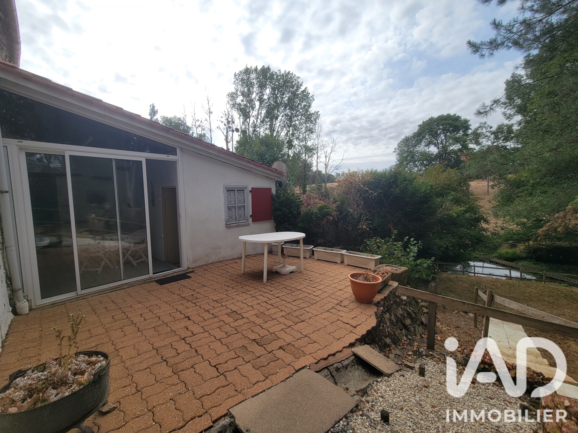 Maison à vendre à Bazoges-en-Pareds — 38 000 € — IAD France