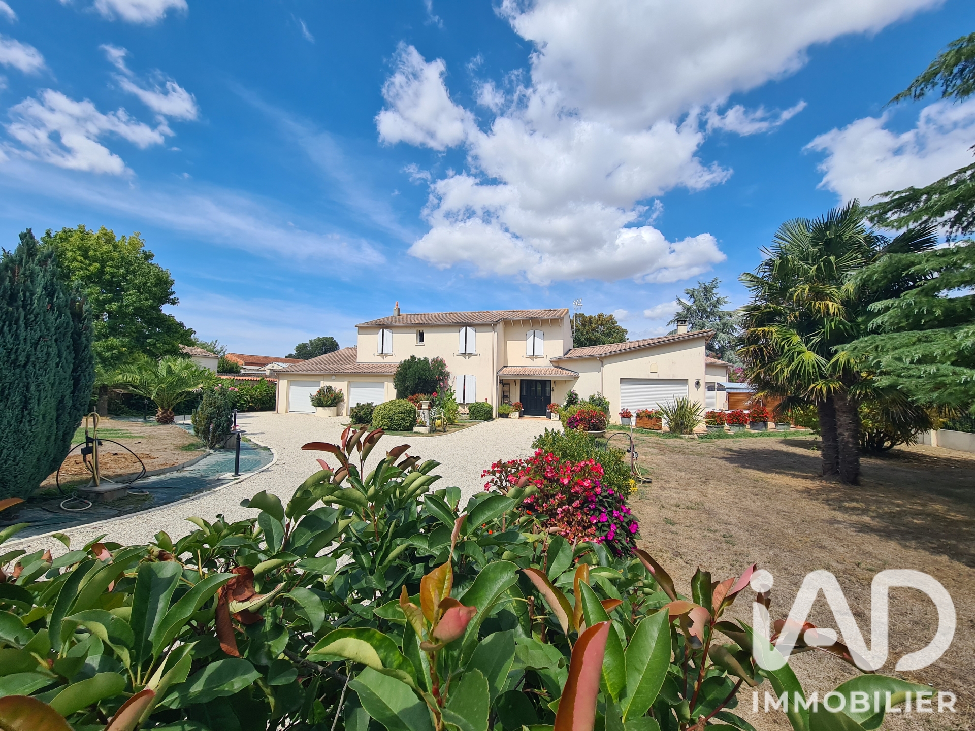 Maison à vendre à Saint-Porchaire — 604 000 € — IAD France