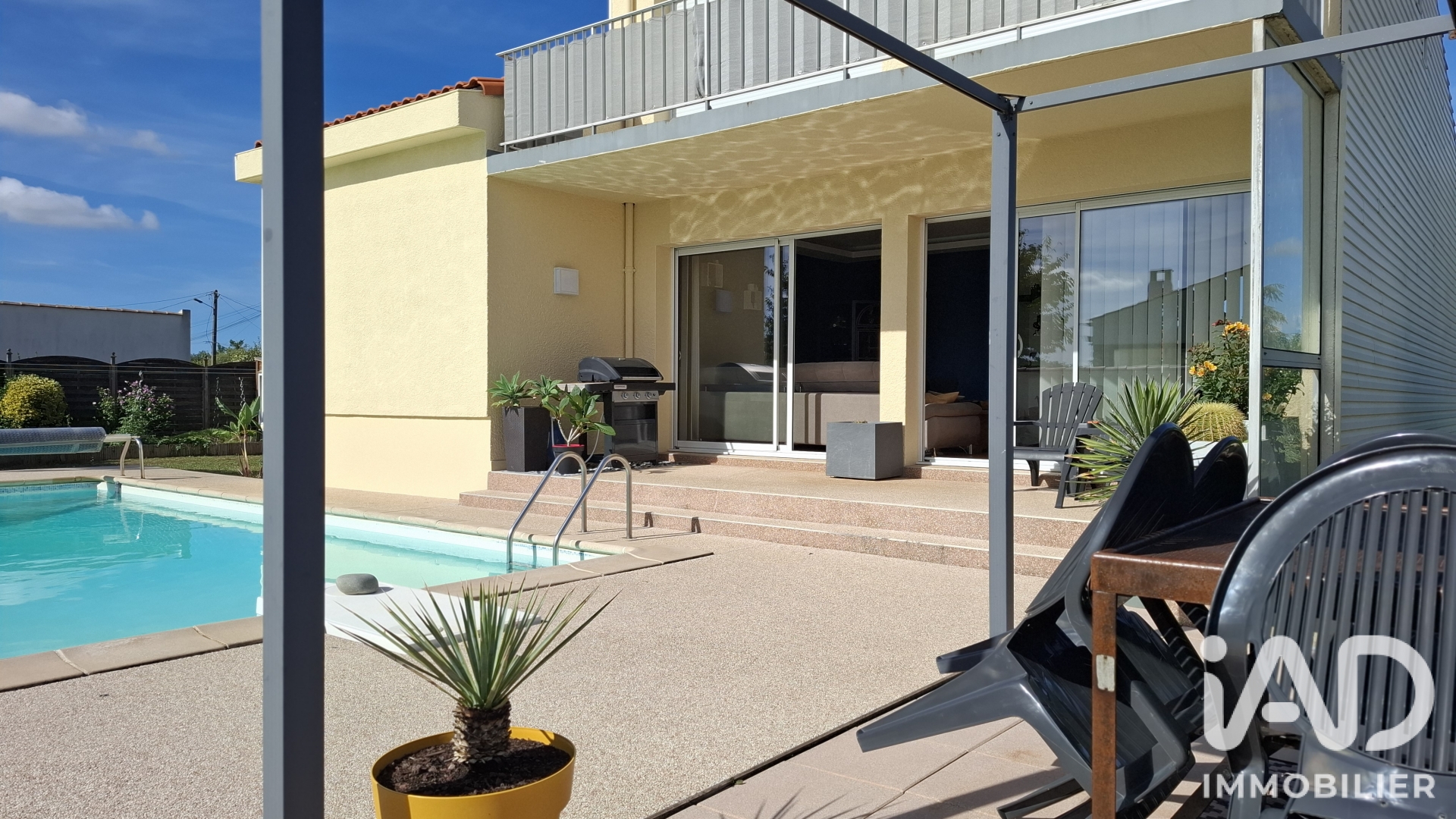 Vente maison à Dompierre-sur-Mer (17139) : maison d'architecte 7 pièces 200 m² - 2100924 — 17