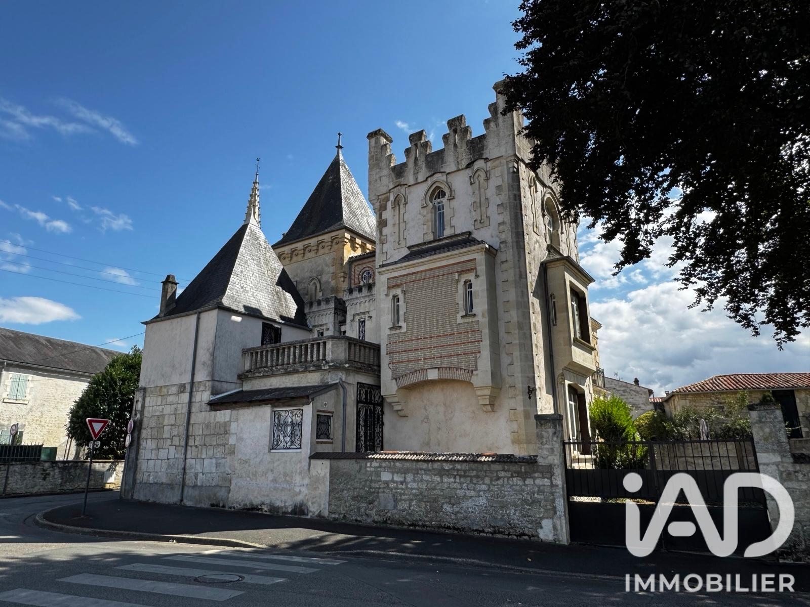 Vente maison à Fontenay-le-Comte (85200) : demeure 7 pièces 189 m² - 2103551 — 24