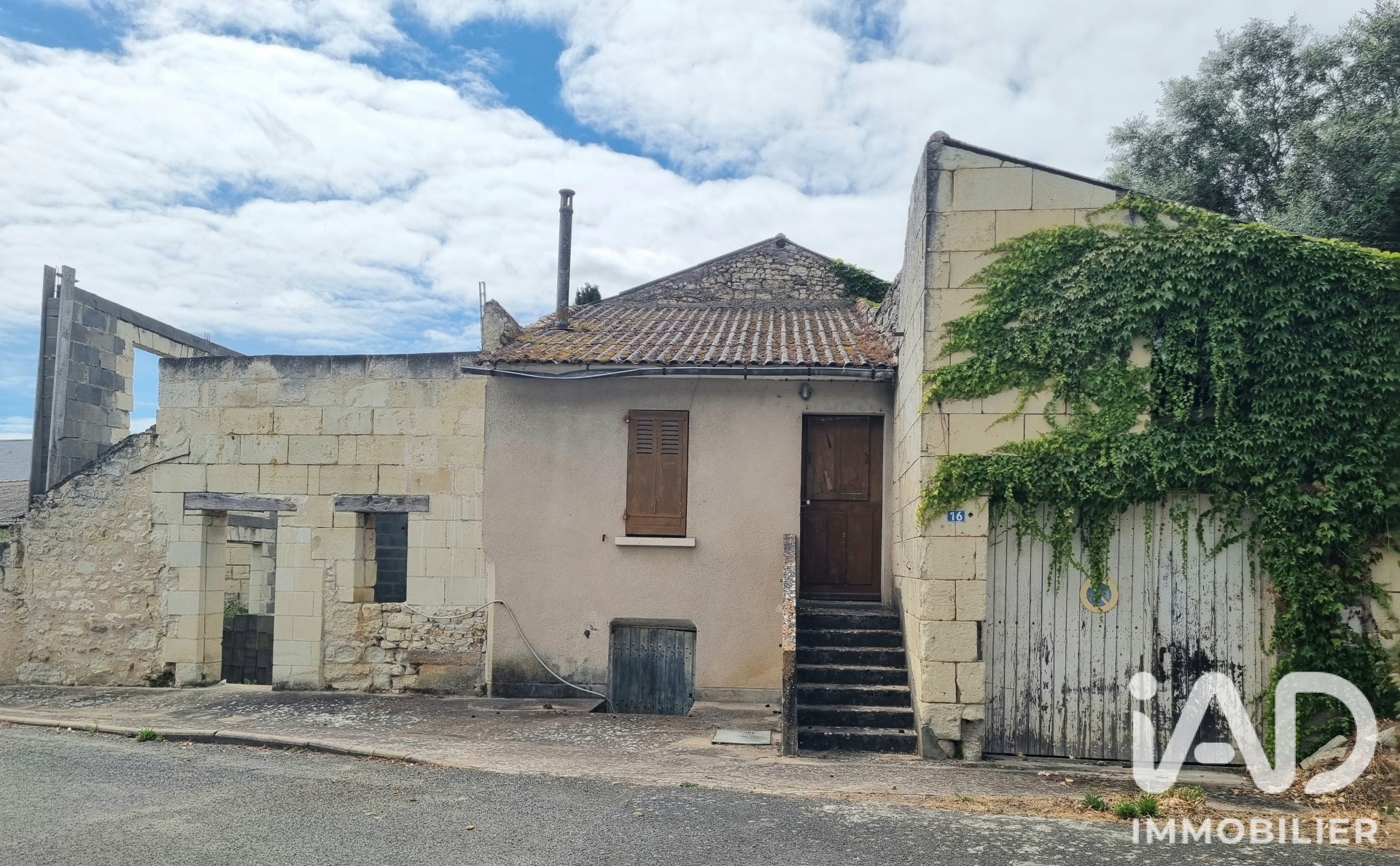 Maison à vendre à Le Puy-Notre-Dame — 55 000 € — IAD France