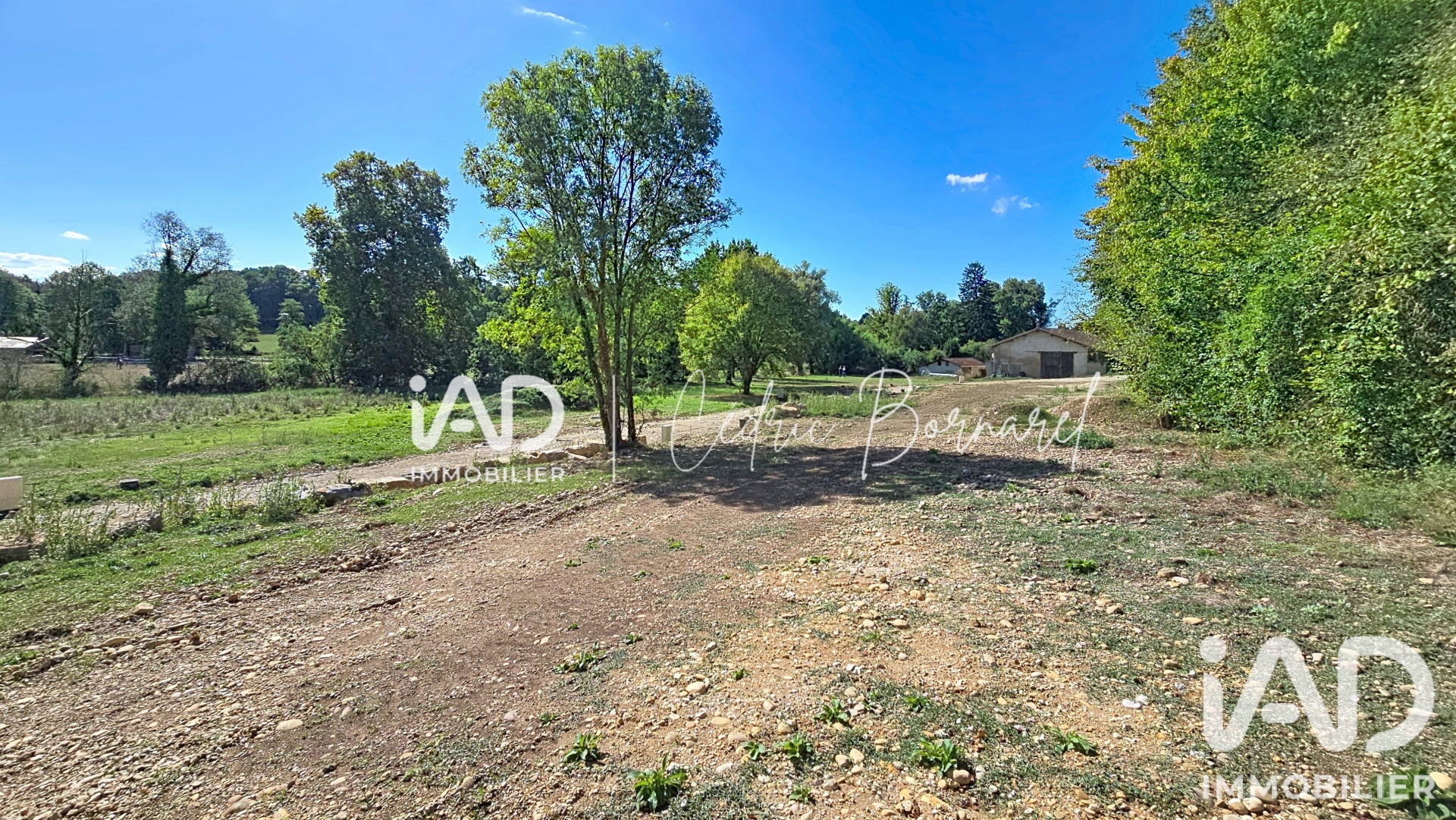 Terrain à vendre à Montagnat — 99 000 € — IAD France