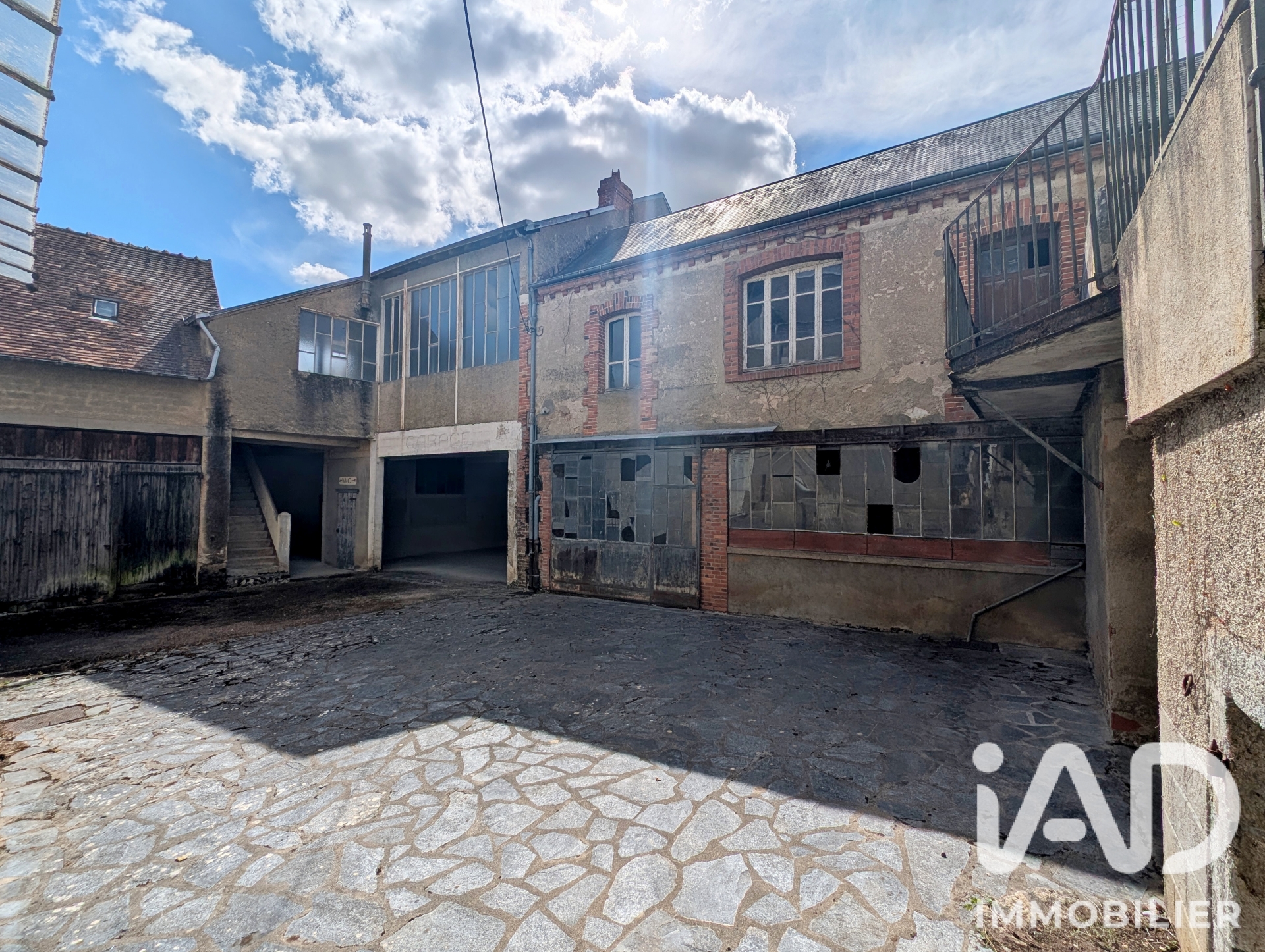 Immeuble à vendre à Cluis — 34 900 € — IAD France