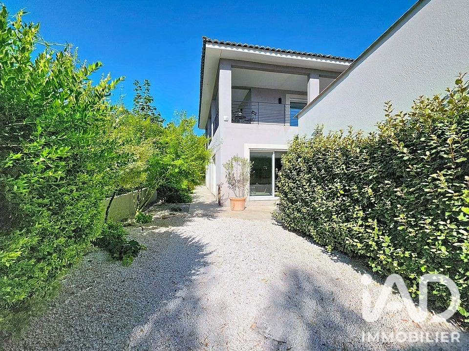 Bureau à vendre à ROUGIERS — 749 000 € — IAD France