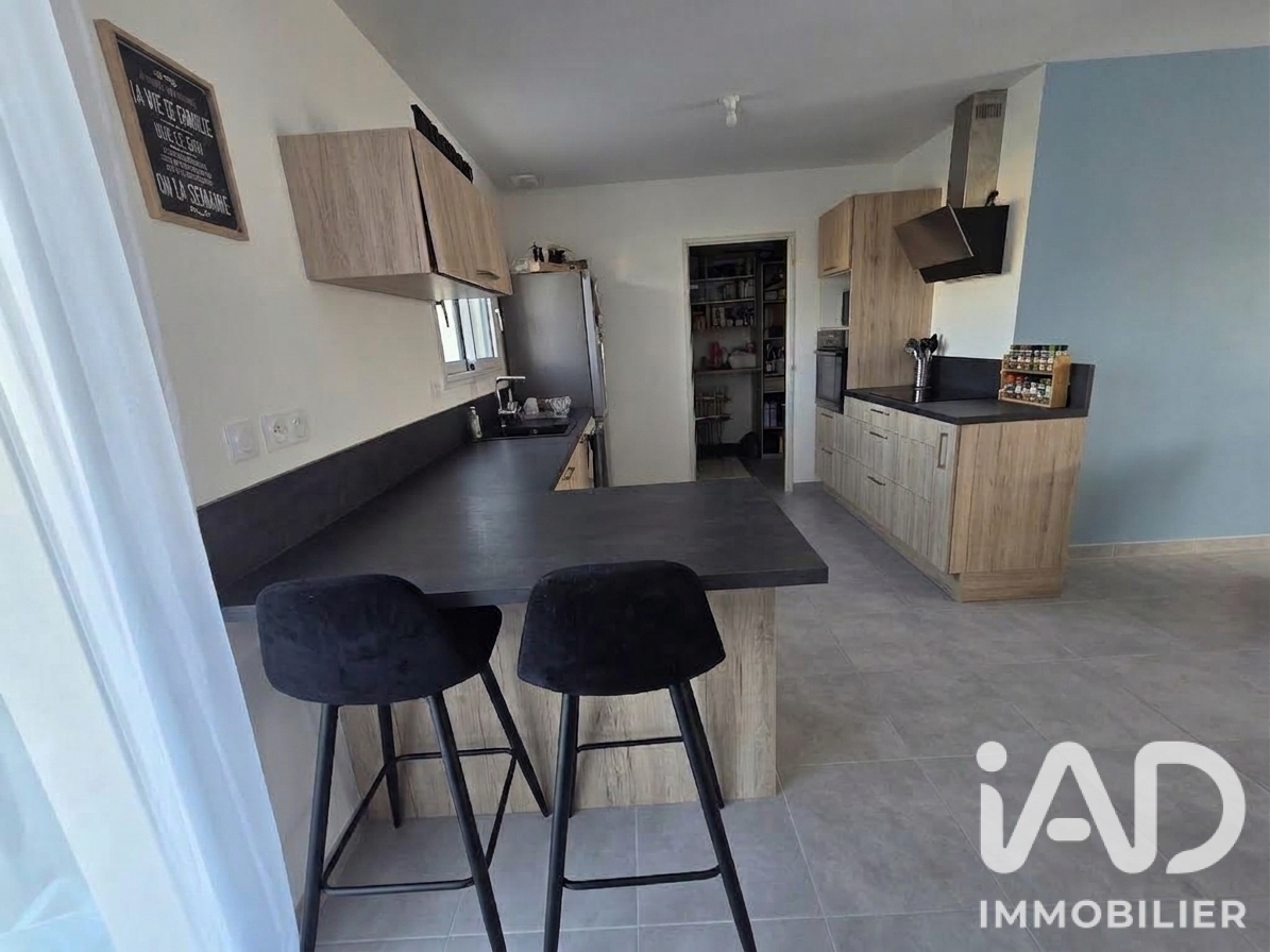 Maison à vendre à Pouzay — 270 000 € — IAD France