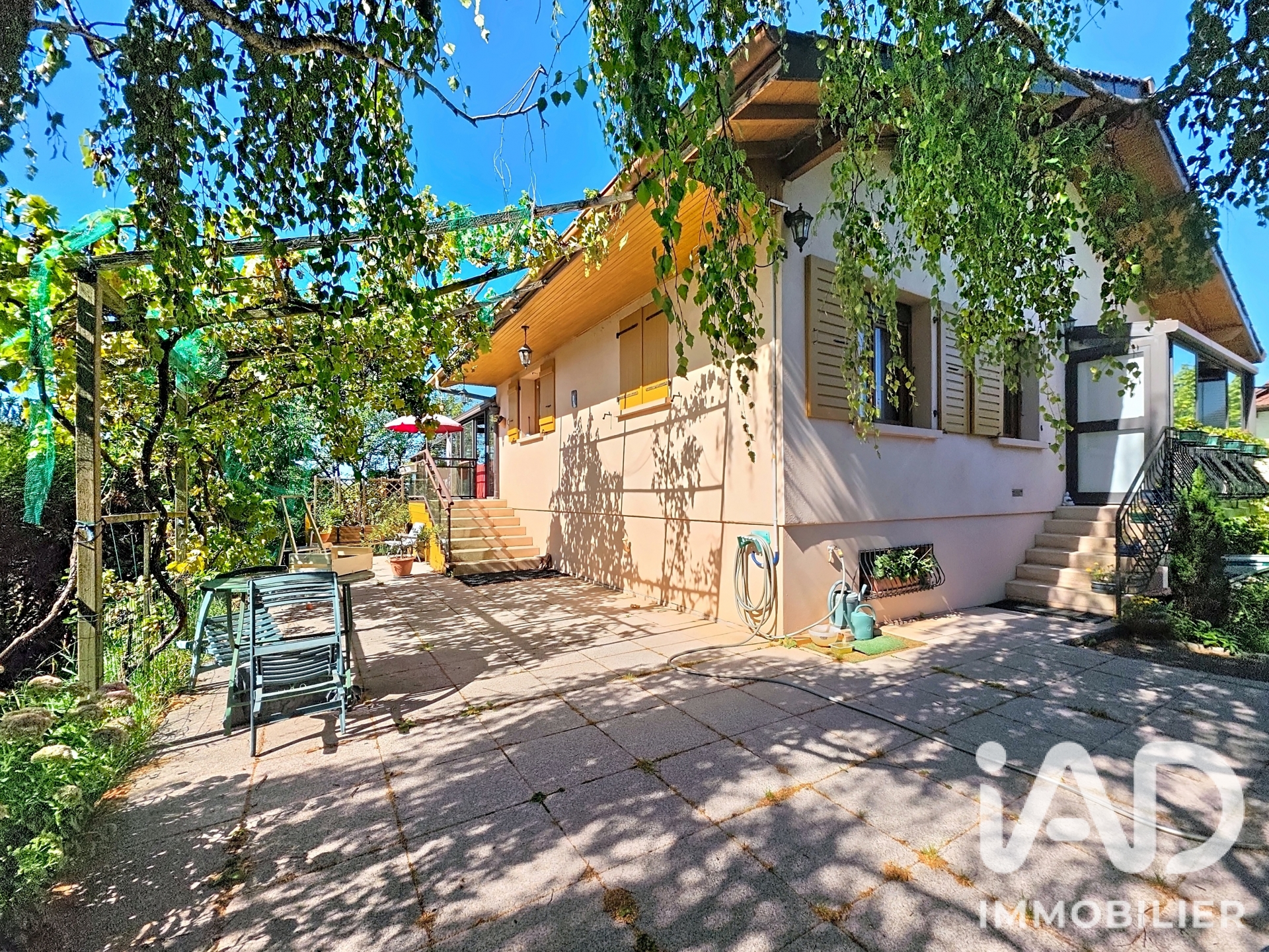 Maison à vendre à Cranves-Sales — 590 000 € — IAD France