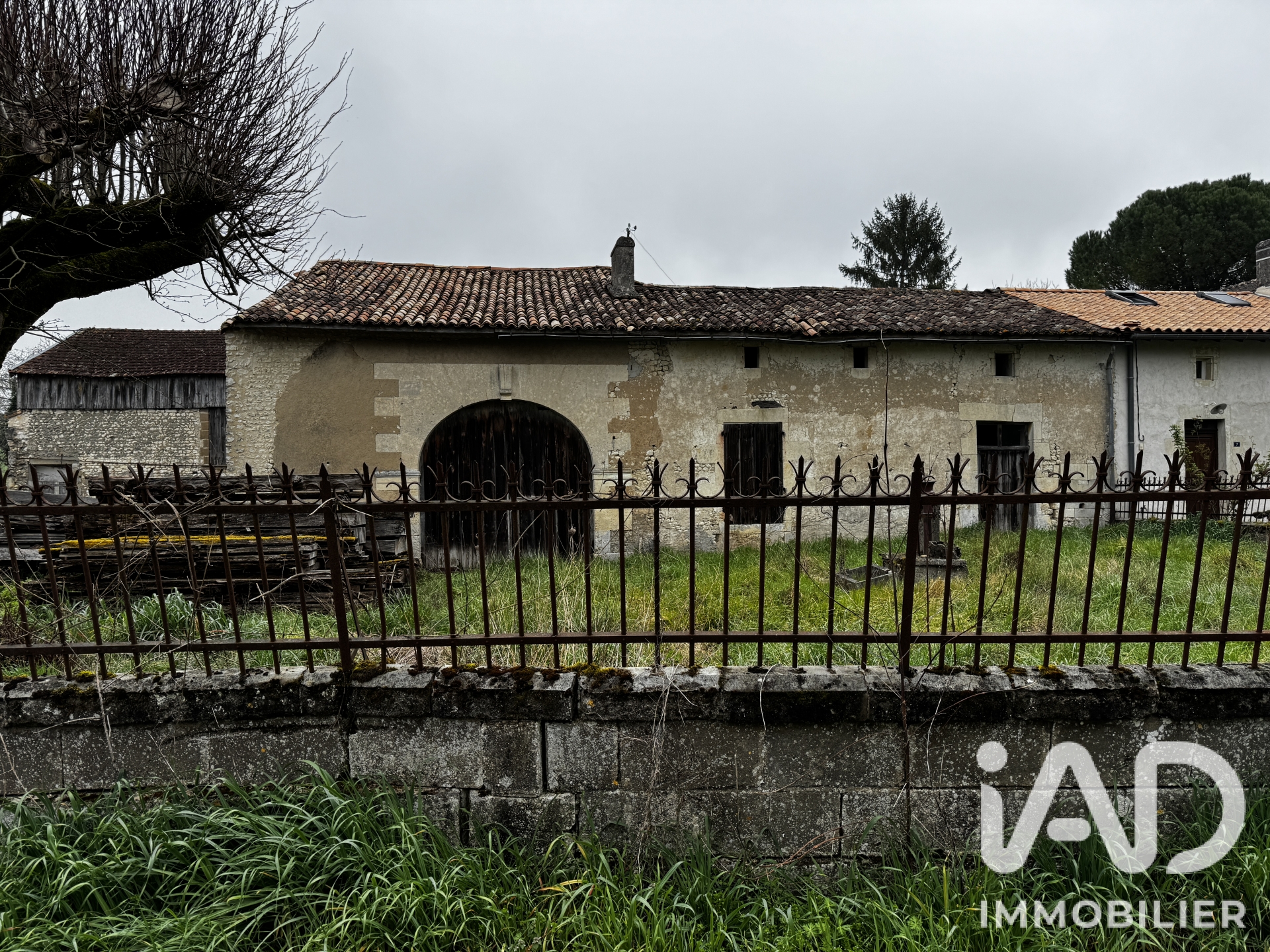 Maison à vendre à Pommiers-Moulons — 55 200 € — IAD France