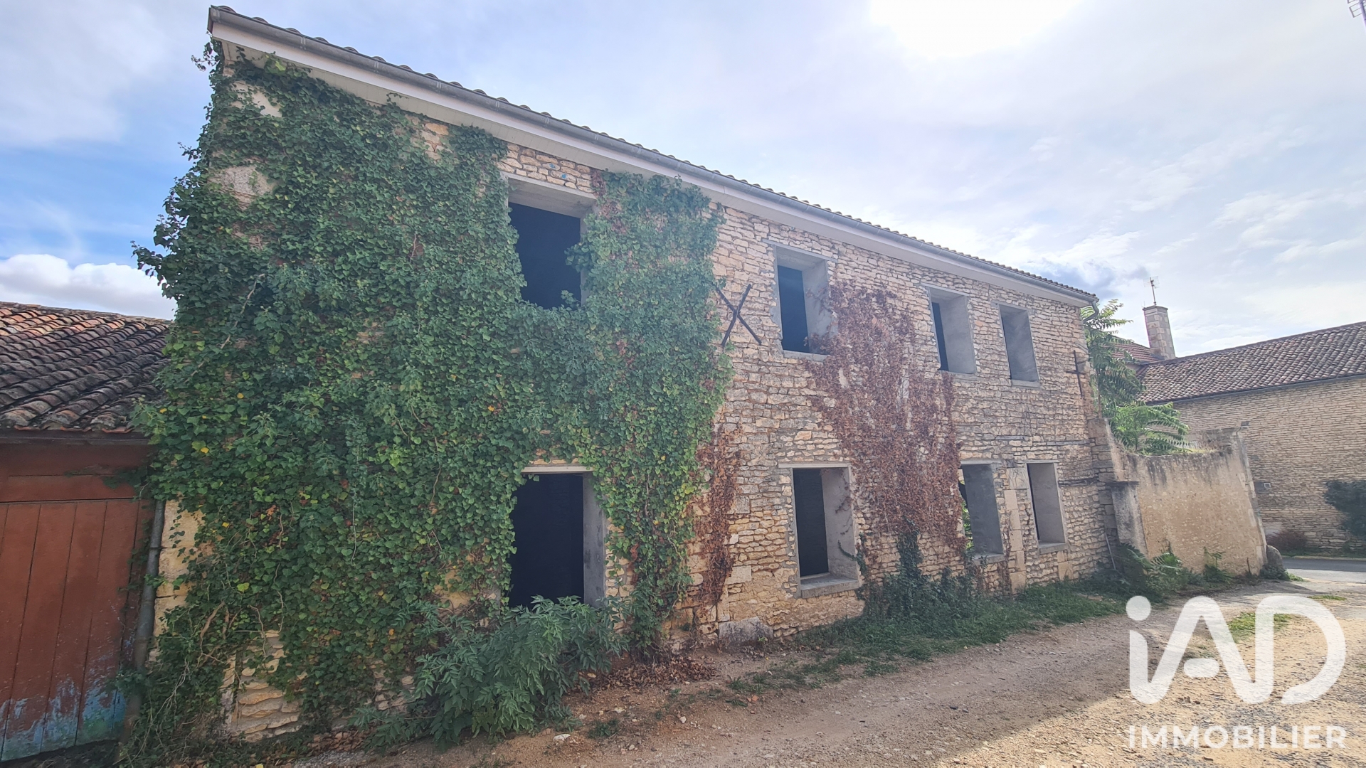 Maison à vendre à Vouillé — 75 000 € — IAD France