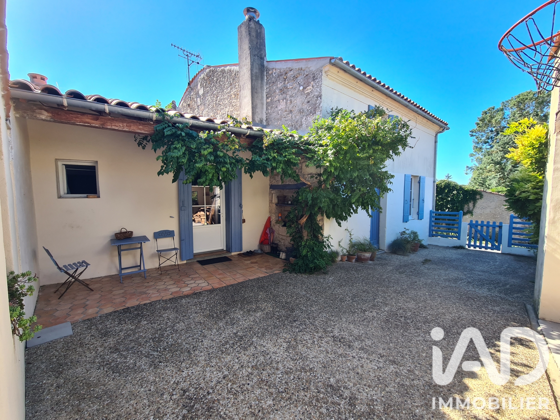 Maison à vendre à Saint-Sulpice-d'Arnoult — 328 000 € — IAD France