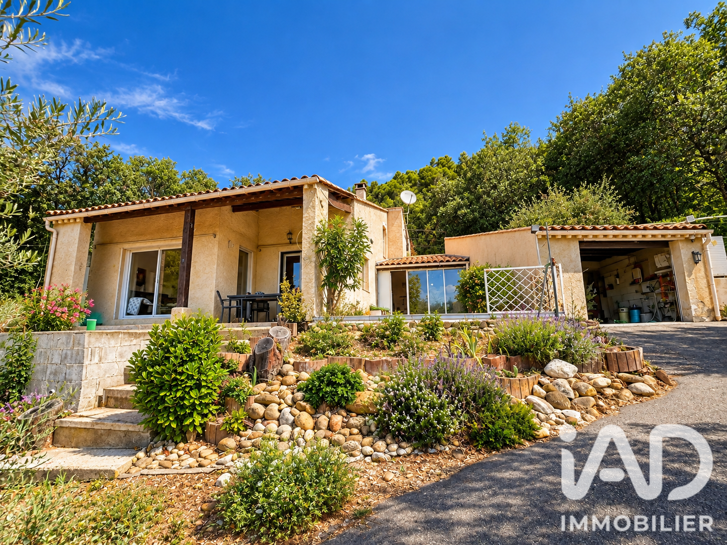Maison à vendre à Oraison — 340 000 € — IAD France