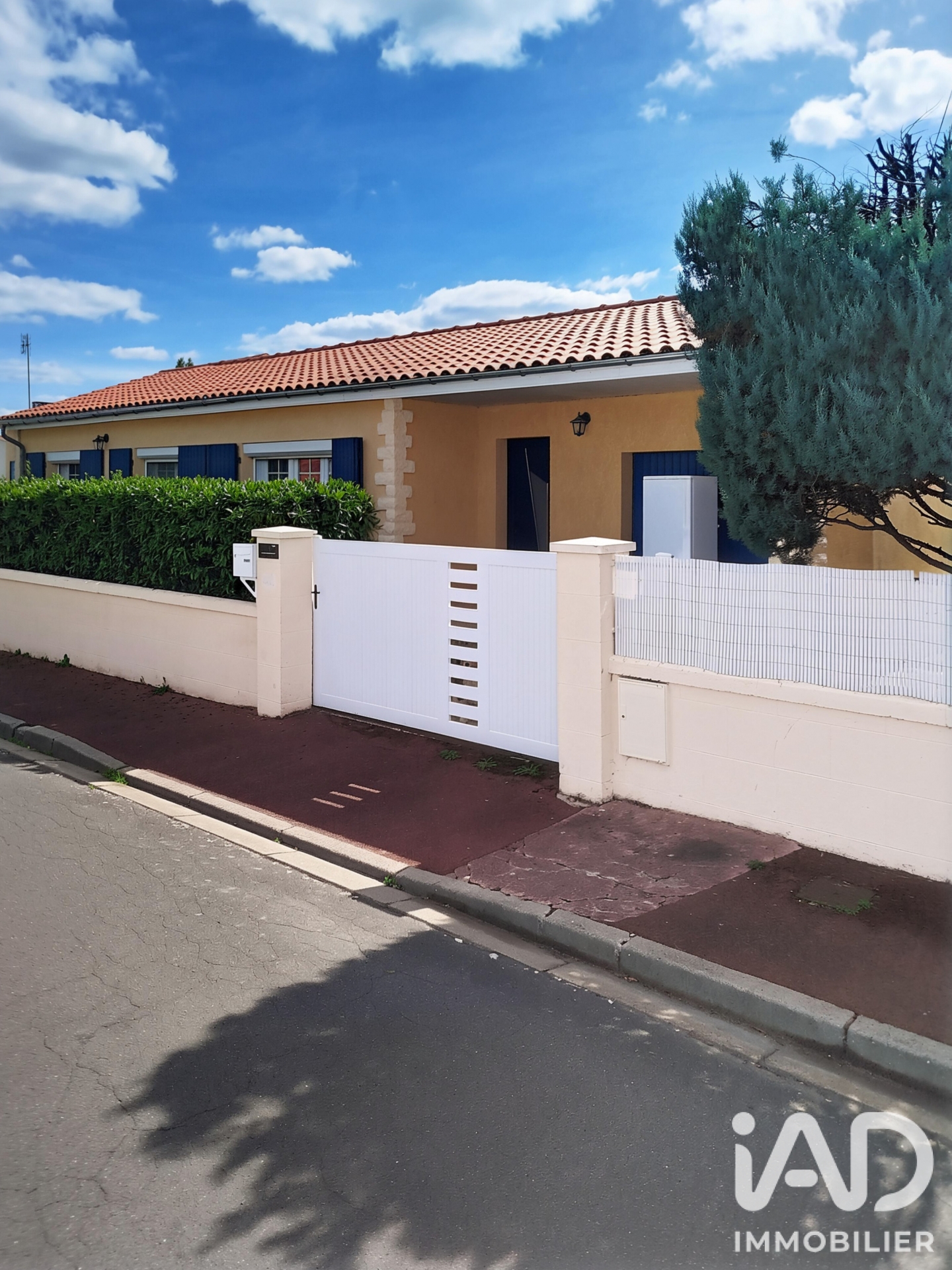 Maison à vendre à Rochefort — 364 000 € — IAD France