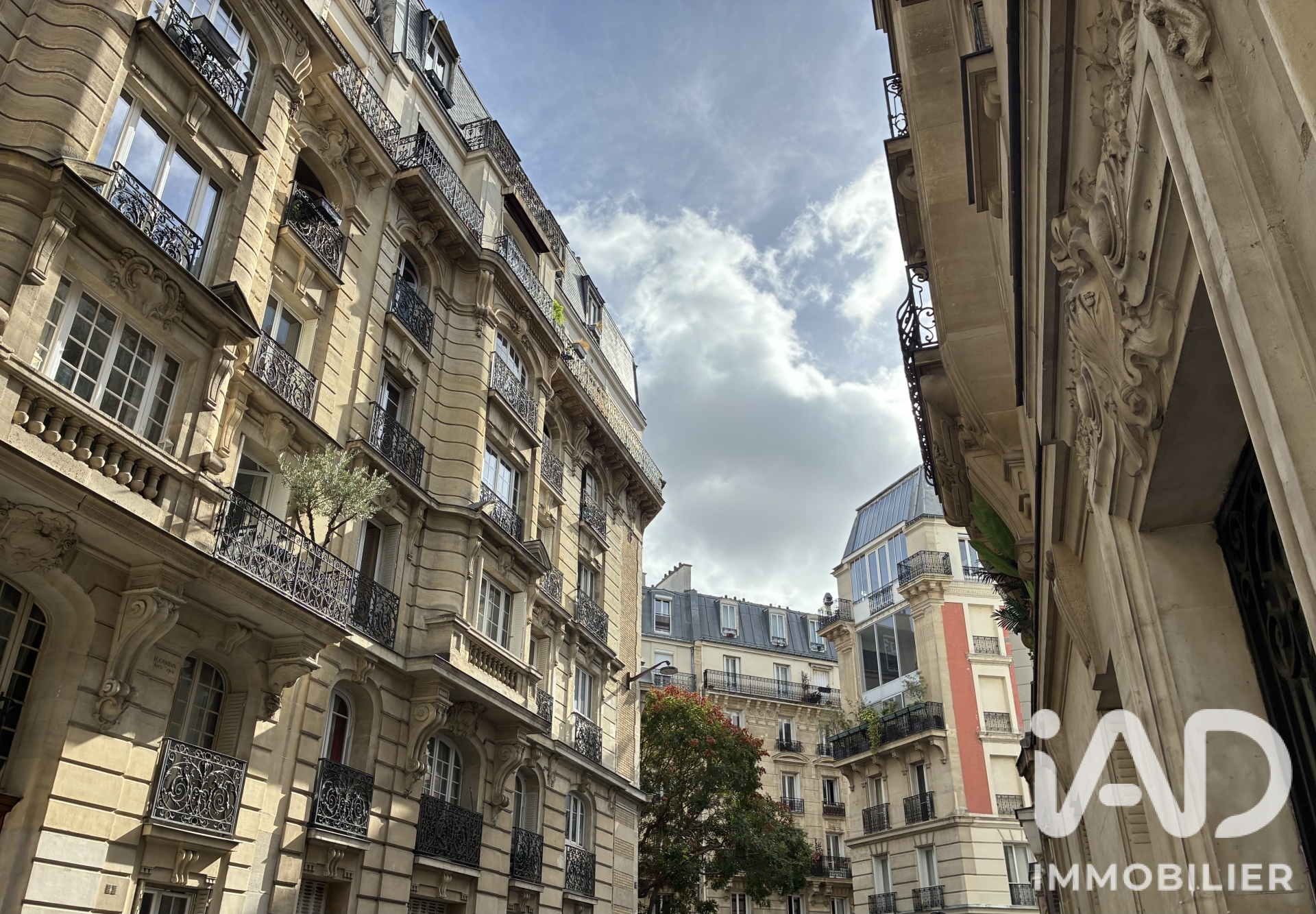 Appartement à vendre à Paris — 330 000 € — IAD France